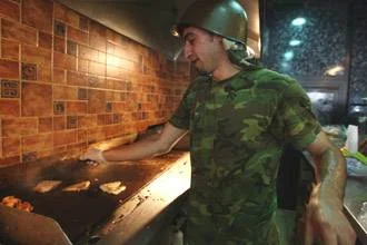 Lübnan'da ekmek ve silah satan lokanta