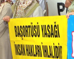 Mahkeme önünde başörtüsü eylemi