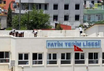 Namaz kılma 'suçu'na suçüstü (!)
