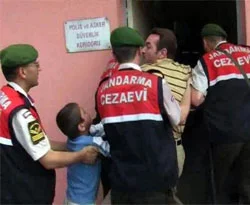 Ne olur babamı bir kere öpeyim / Video