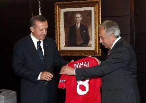 Nihat Başbakan'a terli formasını hediye etti