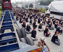 Petrol pahalandı, kamyoncular yollara oturdu