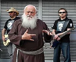 Rocker rahip şimdi de metalci oldu