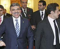 Sarkozy, Türkiye'nin kucağına düştü