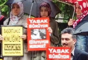 Servis otobüsünde başörtülü avı! / Video