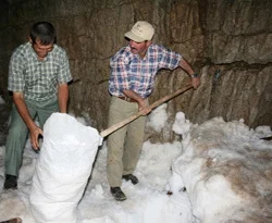 70 metrelik obruktan 'kar' çıkarıyorlar