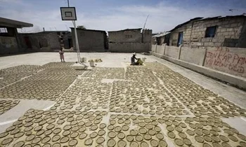 Açlığı 'çamur kekle' bastırıyorlar / FOTO