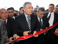 AK Parti bayrağı CHP'li kalabalığı gerdi
