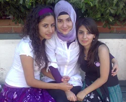 Bir üniversite öğrencisi daha örtündü