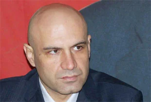Çömez havaalanında gözaltına alınacak