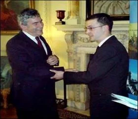 Eylemci Başbakan?a kendini yapıştırdı!