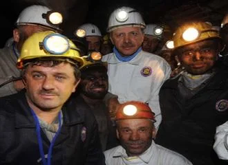 İlk kez bir Başbakan yerin dibine indi