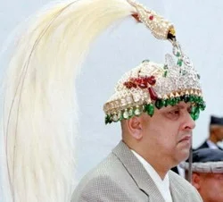 Nepal?den çift davula uygun adım marş