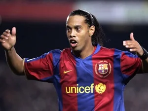 Ronaldinho Milan?a imza atıyor