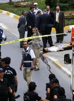 Sarıyer'de bir araç inceleniyor