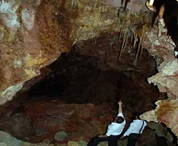 Yol çalışması sırasında mağara bulundu