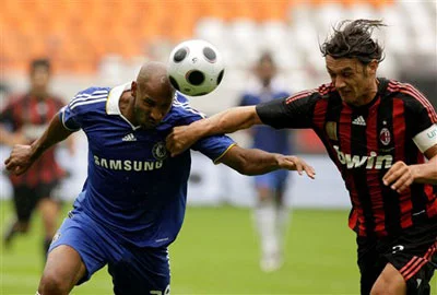 Anelka attığı 4 golle Milan'ı dağıttı!