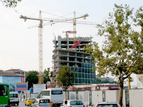 'Ayrıcalıklı' Otel davalara rağmen yükseliyor