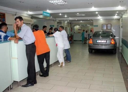 Başhekim araçla acil servise girdi