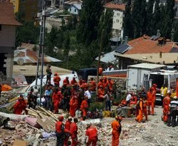 Çöken yurttan geriye eşyalar kaldı