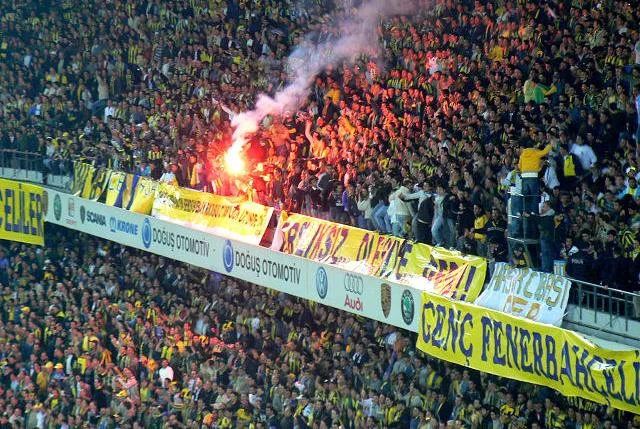 Fenerbahçe tribünleri birbirine düştü