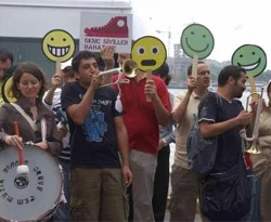 Hürriyet trenine selamsız bandosu