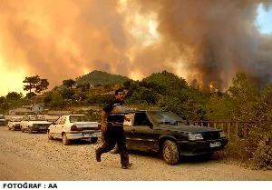 Olimpos'taki turistler yangından kaçıyor