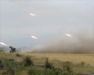 Rus askerleri siper kazıyor