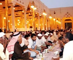 Suudi Arabistan camilerde iftarı yasakladı