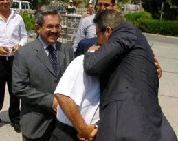 Tüzmen, Durak'ı zorla öptü