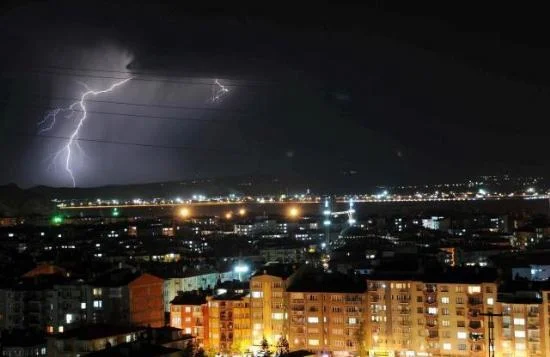 Afyon'da şimşek gösterisi