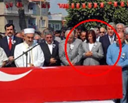 CHP'li kadın vekilden cenazede namaz şov