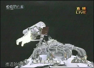 Çinli astronot uzayda yürüdü