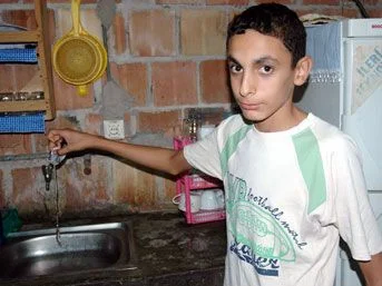 Evin musluğundan 30 cm'lik yılan çıktı.