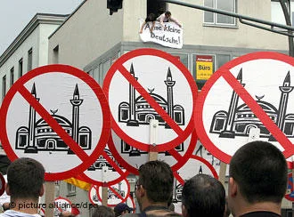 İslam karşıtı gösteri girişiminde arbede