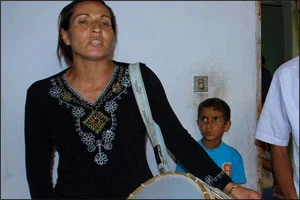 Isparta, Hanım'ın davuluyla sahura kalkıyor