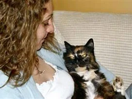 Kaybolan kedi 9 yıl sonra evine döndü