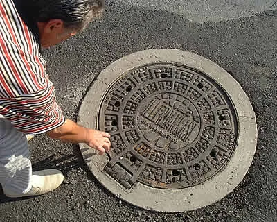 Lüks otomobille rögar kapaklarını çaldı
