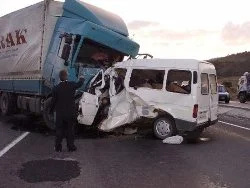 Minibüsle tır çarpıştı: 14 ölü