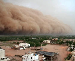 Sörf yapan turist fırtınaya yakalandı