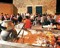 Teravih namazı sonrası muhabbete akın