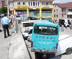 Yolcu minibüsü devrildi: 13 yaralı