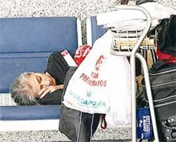 10 yıldır havalanında yaşıyor