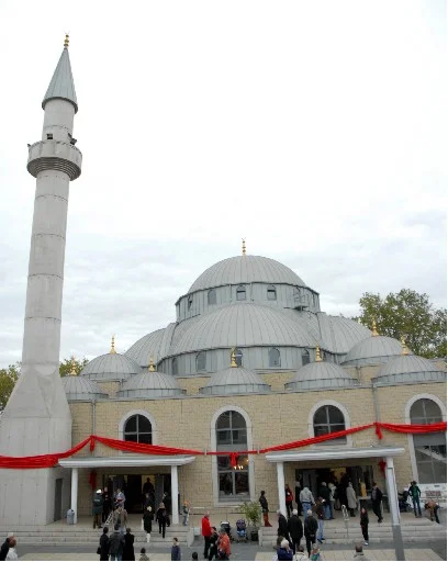Almanya'nın en büyük camisi açıldı