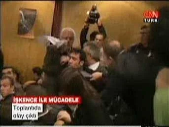 Bakanın katıldığı toplantıda kavga çıktı