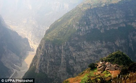Bu çocuklar 7500 metre uçurumda yürüyorlar