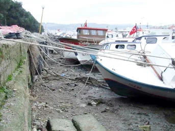 Çanakkale'de deniz suyu 10 metre çekildi