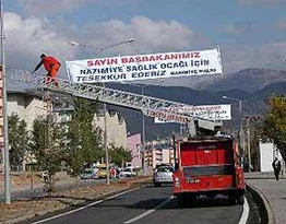 Erdoğan pankartlarına belediye darbesi
