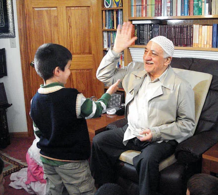 Gurbette bayramın hüznünü çocuklar azalttı