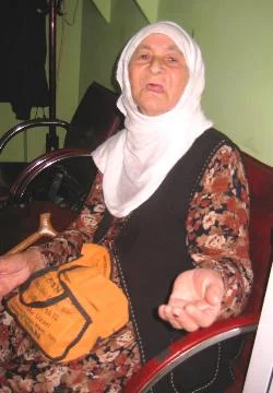 Hastane kuyruğundaki yaşlı kadını soydular